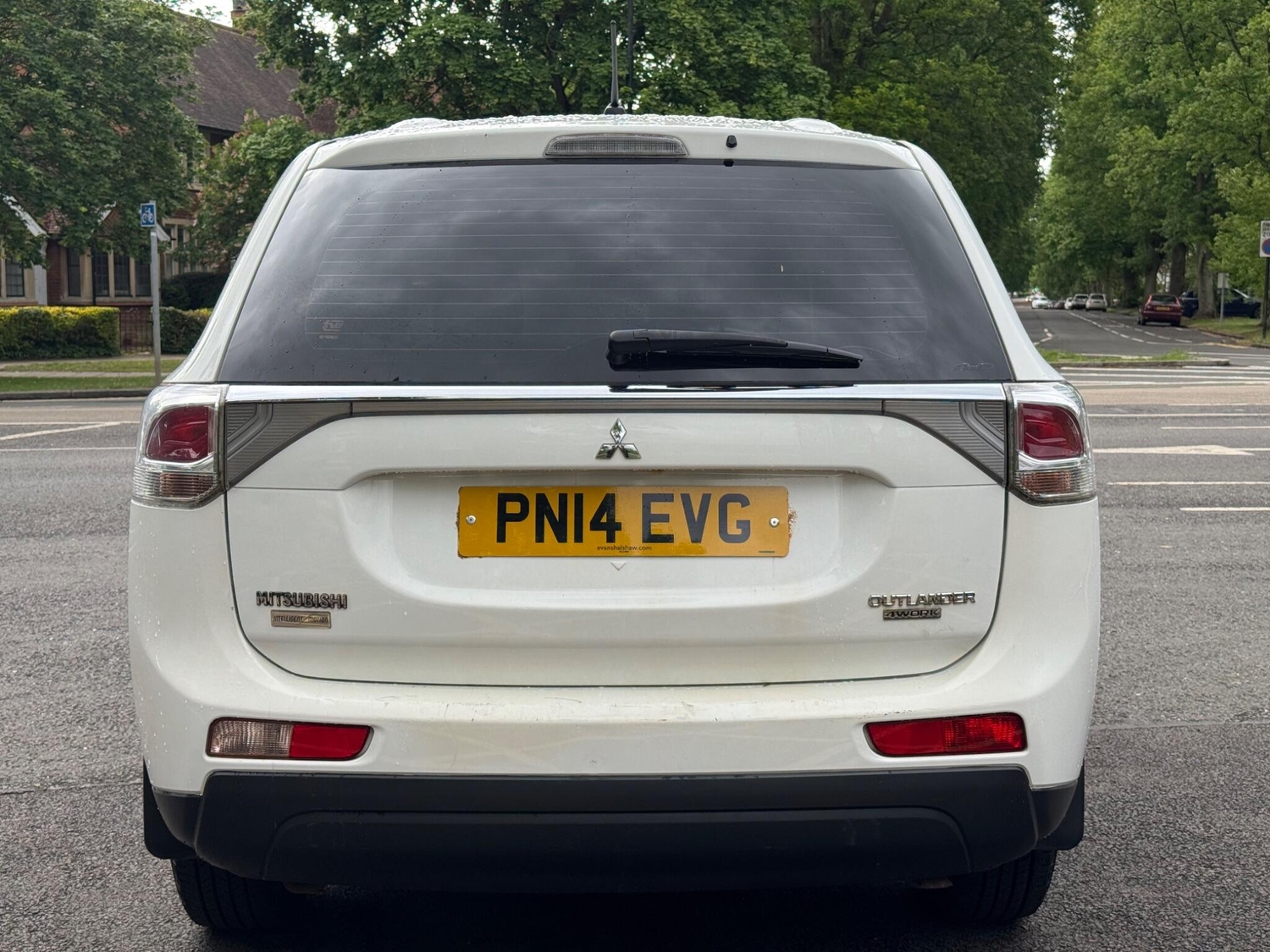 Mitsubishi Outlander 2014 - Vans & Commercial Vehicles in Bedford