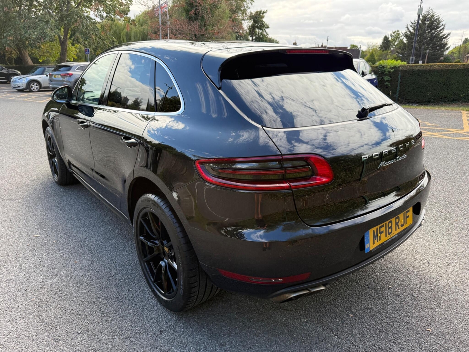 [ berth ]Porsche Macan