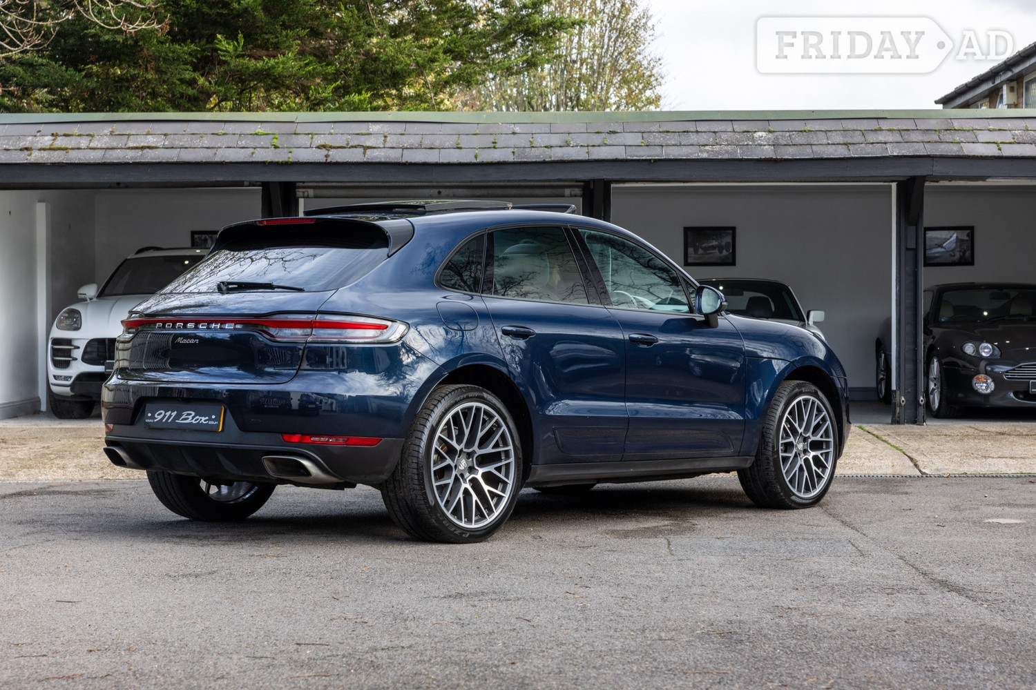 [ berth ]Porsche Macan