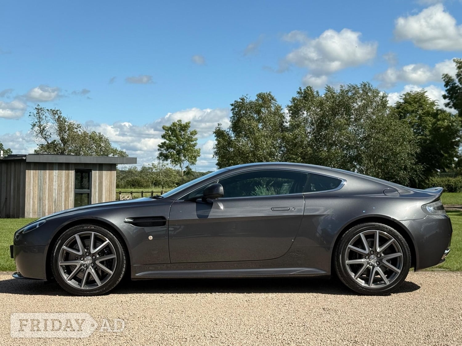 Aston Martin Vantage 2011 - Cars