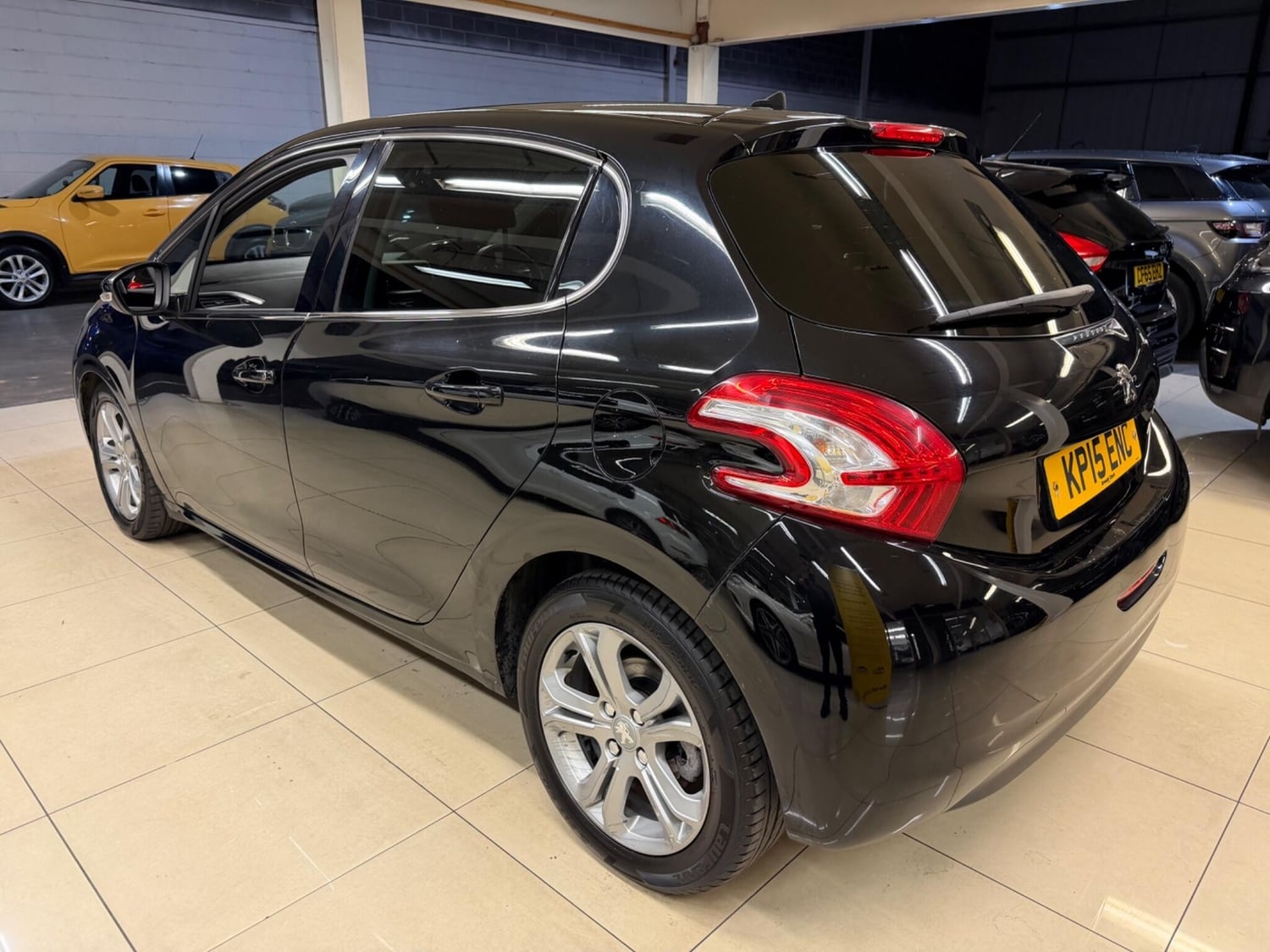 Peugeot 208 2015 - Cars