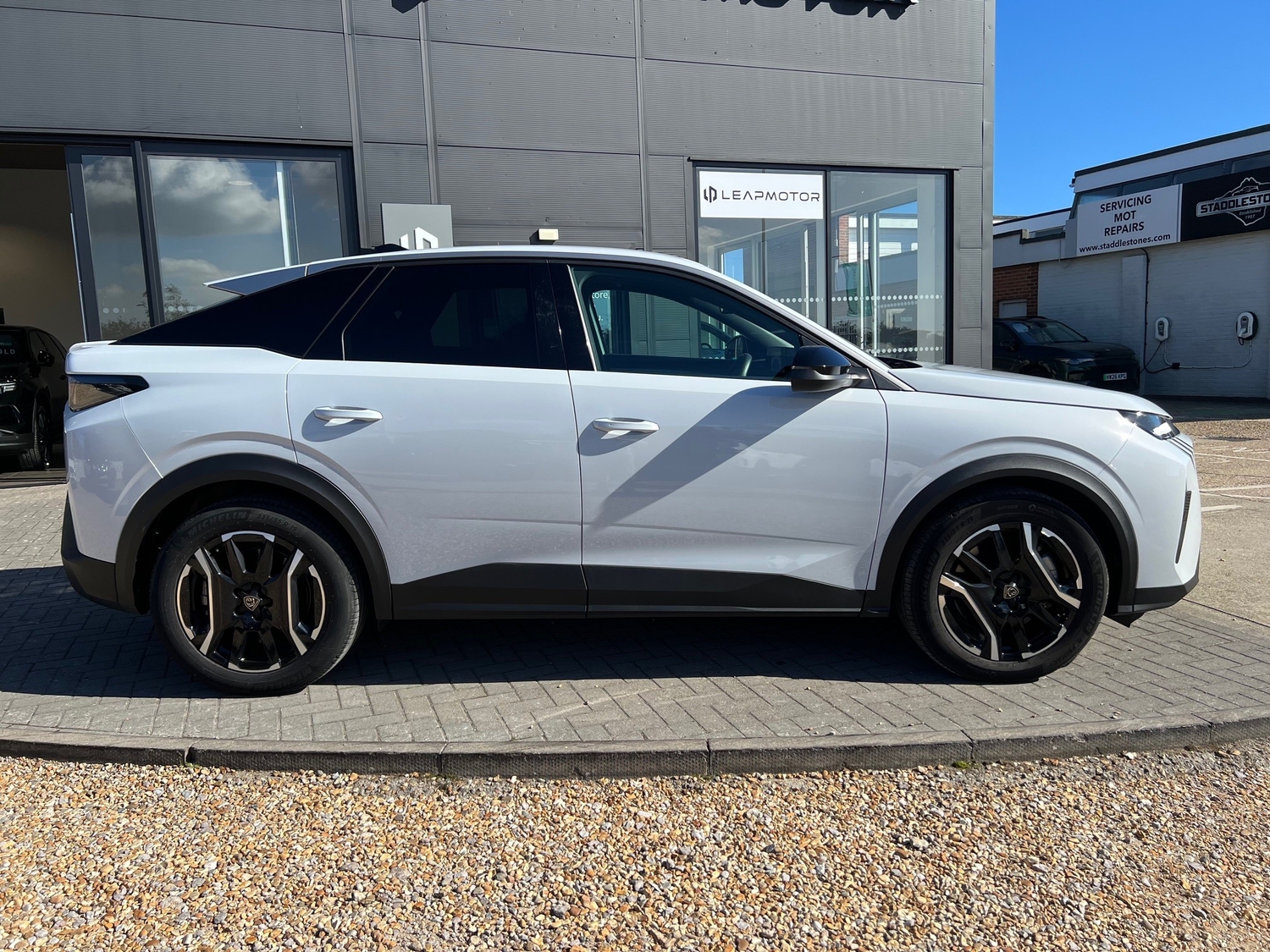 [ berth ]Peugeot E-3008
