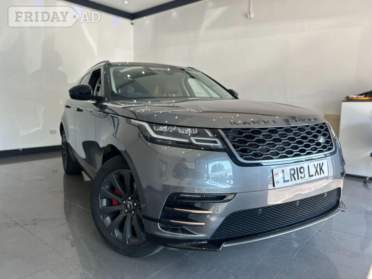 [ berth ]Land Rover Range Rover Velar