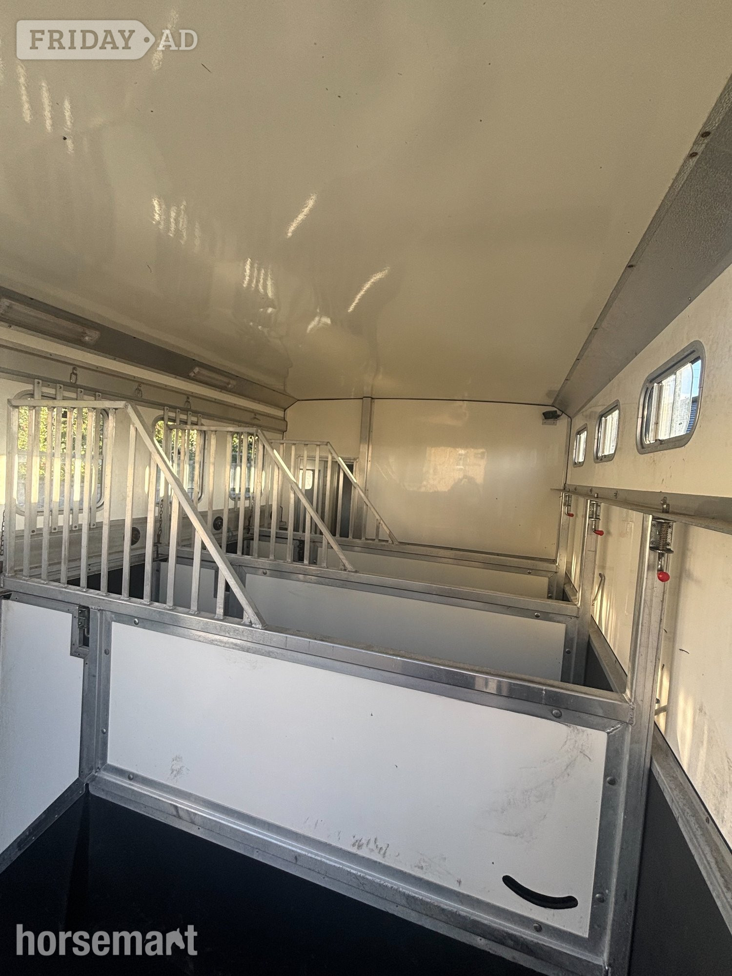 AJ Horseboxes  Iveco-ford Horsebox - Trailers & Horseboxes