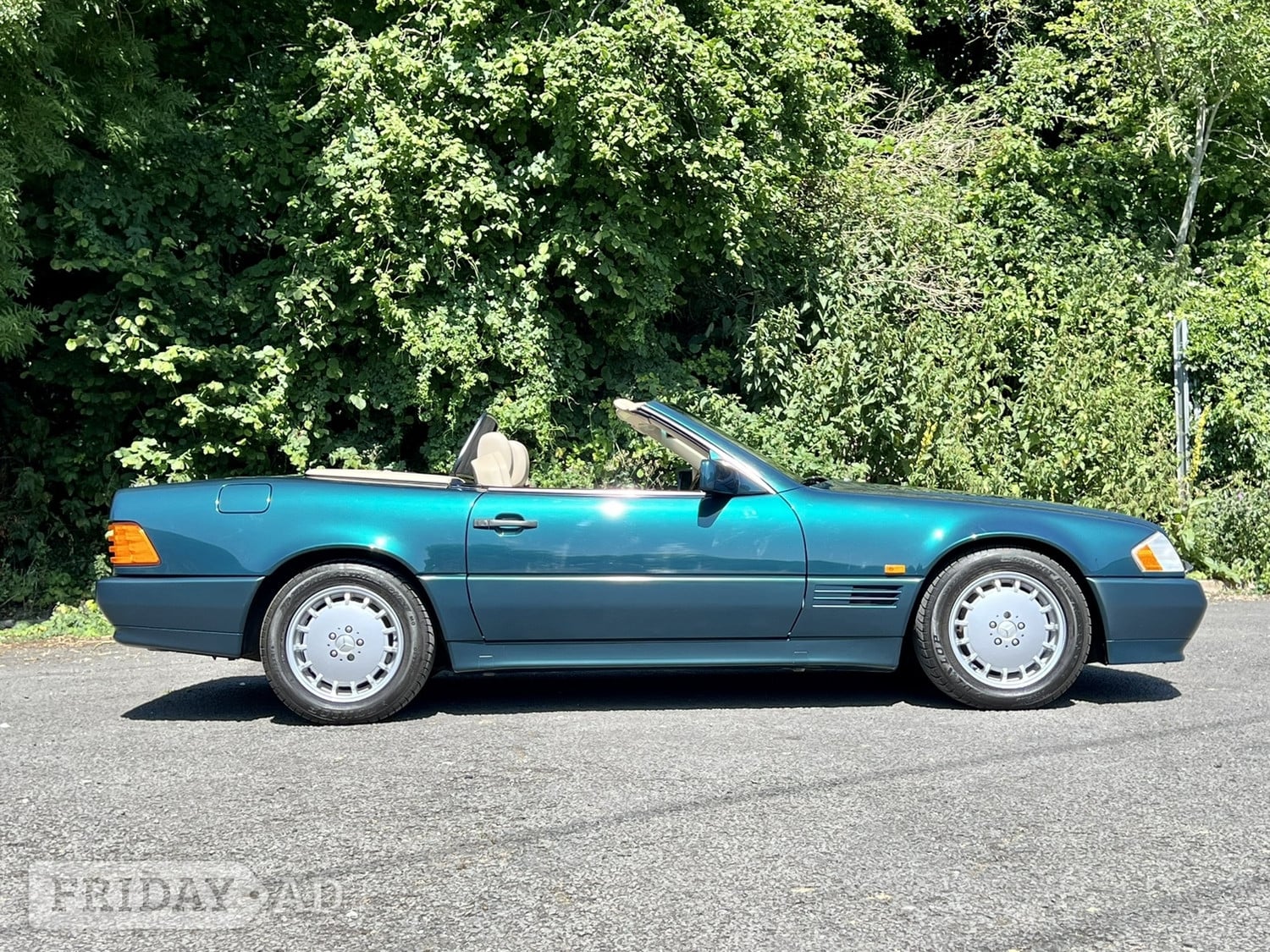 Mercedes-Benz SL 1994 in Reigate