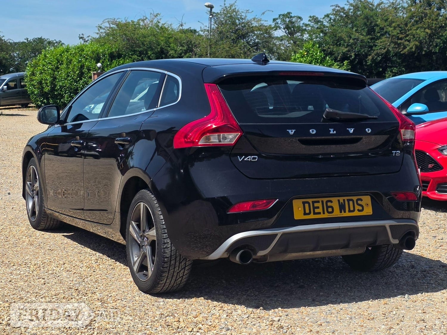 Volvo V40 2016 - Cars in Shefford