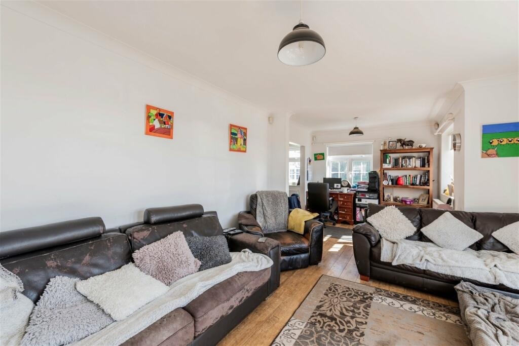 3 bedroom detached Bungalow in 2acre plot has an agricultral tie -  in Willingham