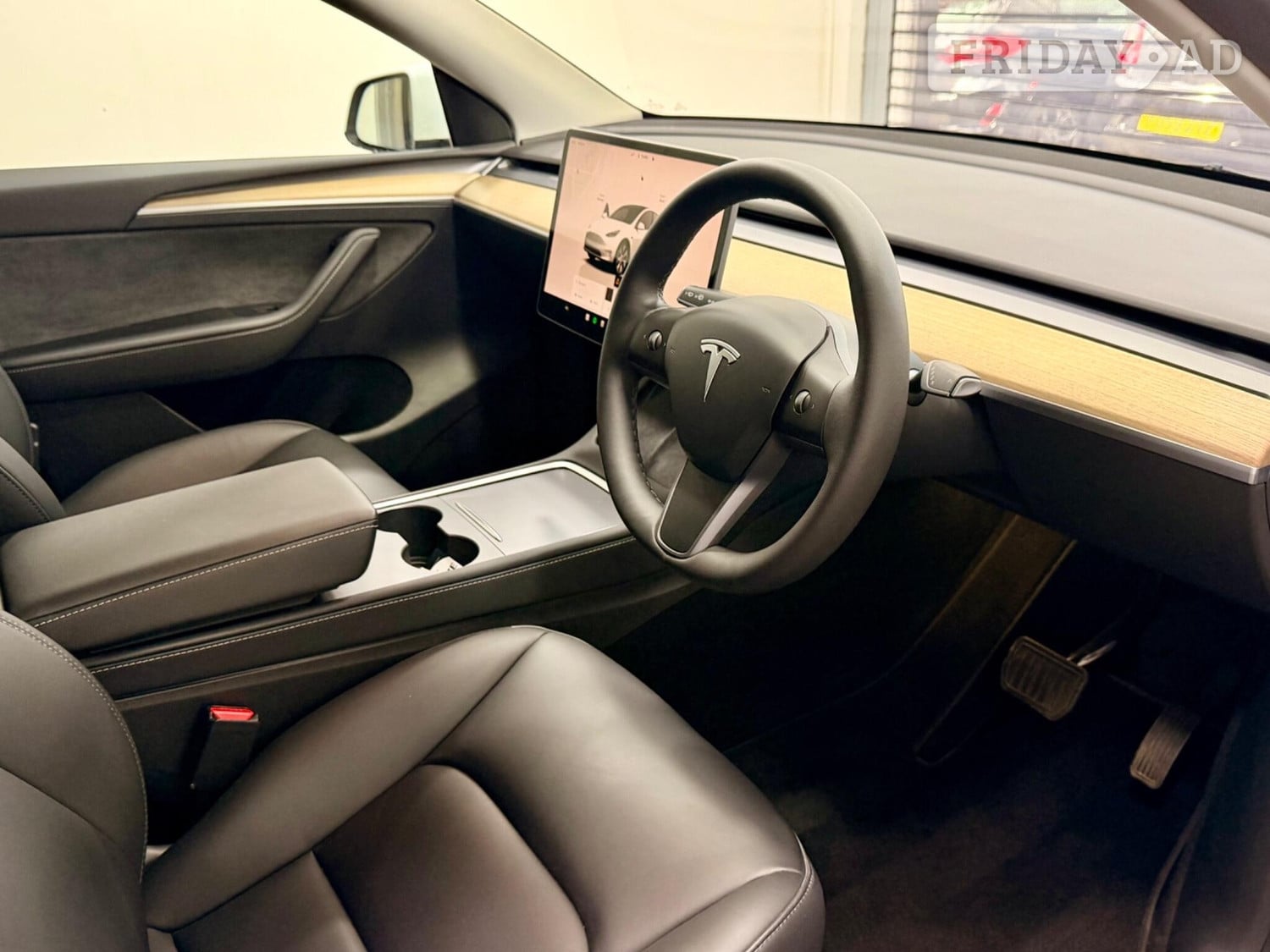 Tesla Model Y 2022 - Cars in Feltham