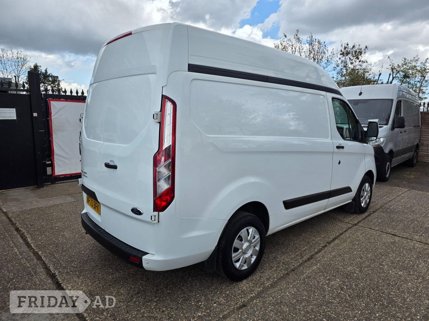 [ berth ]Ford Transit Custom