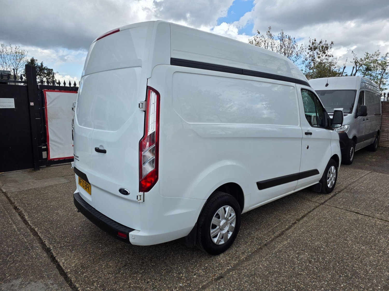 [ berth ]Ford Transit Custom