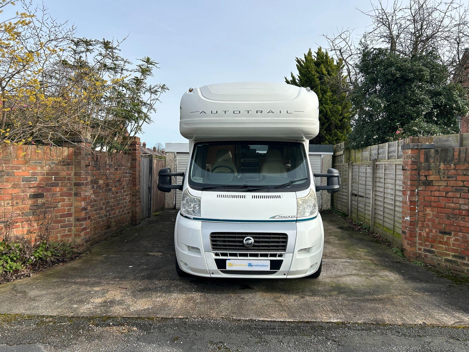 Auto-Trail Tracker EKS Love Clough