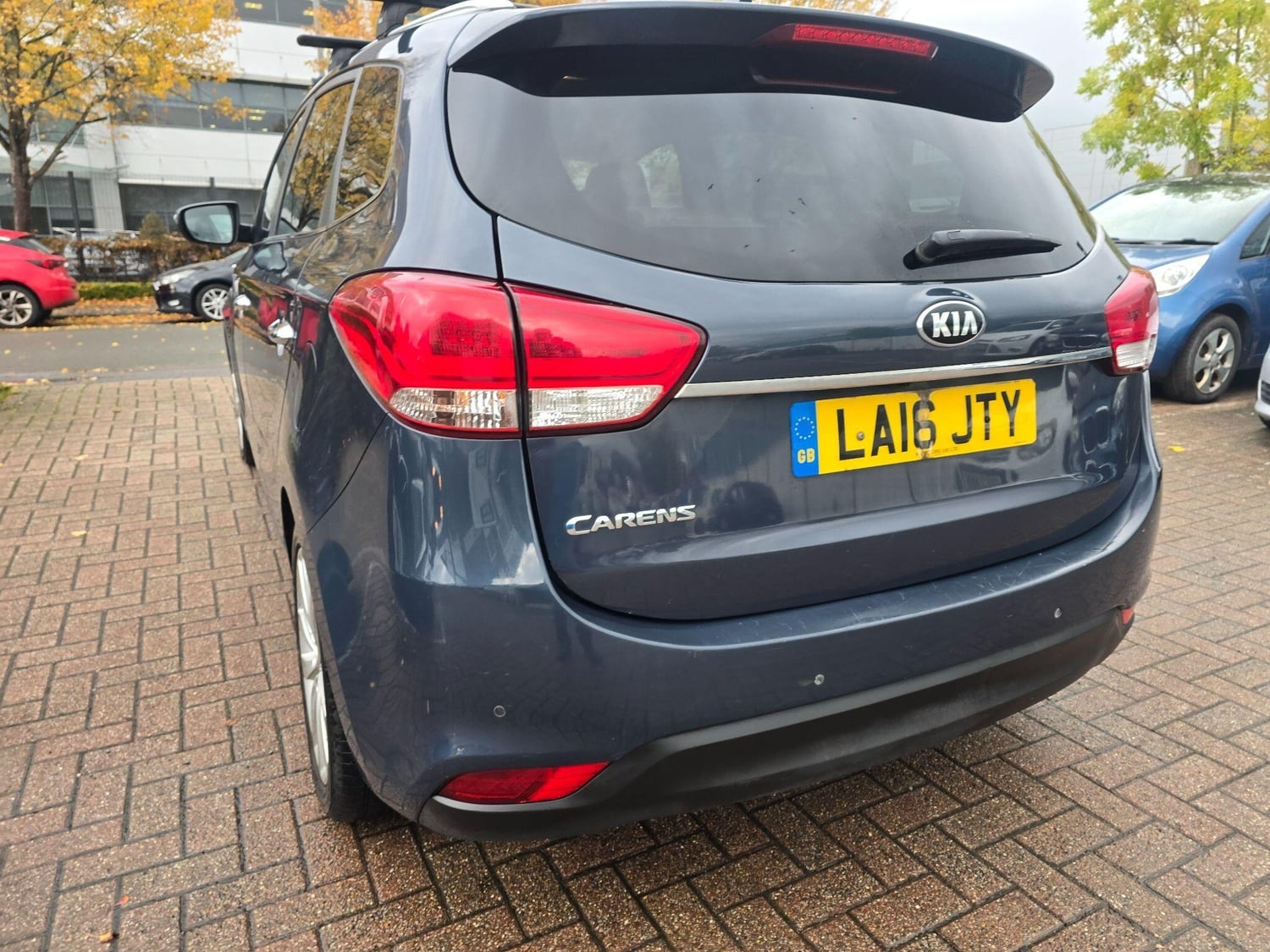 Kia Carens 2016 - Cars in Camberley