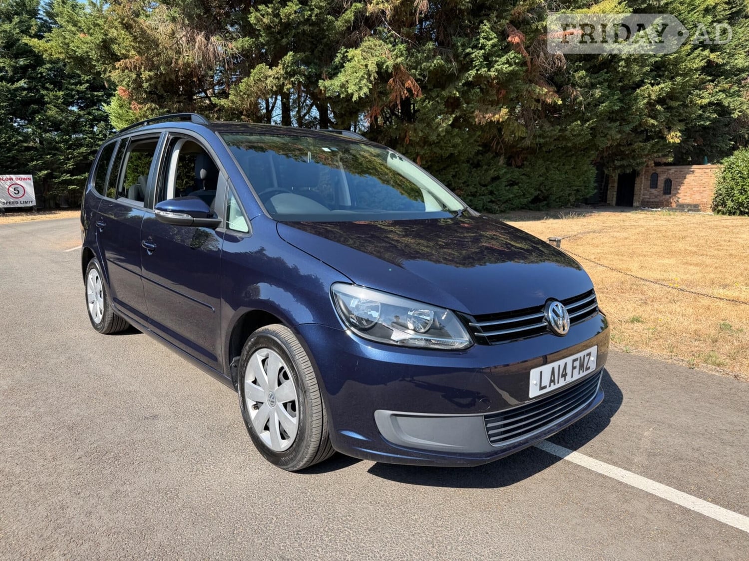 Volkswagen Touran 2014 in Addlestone