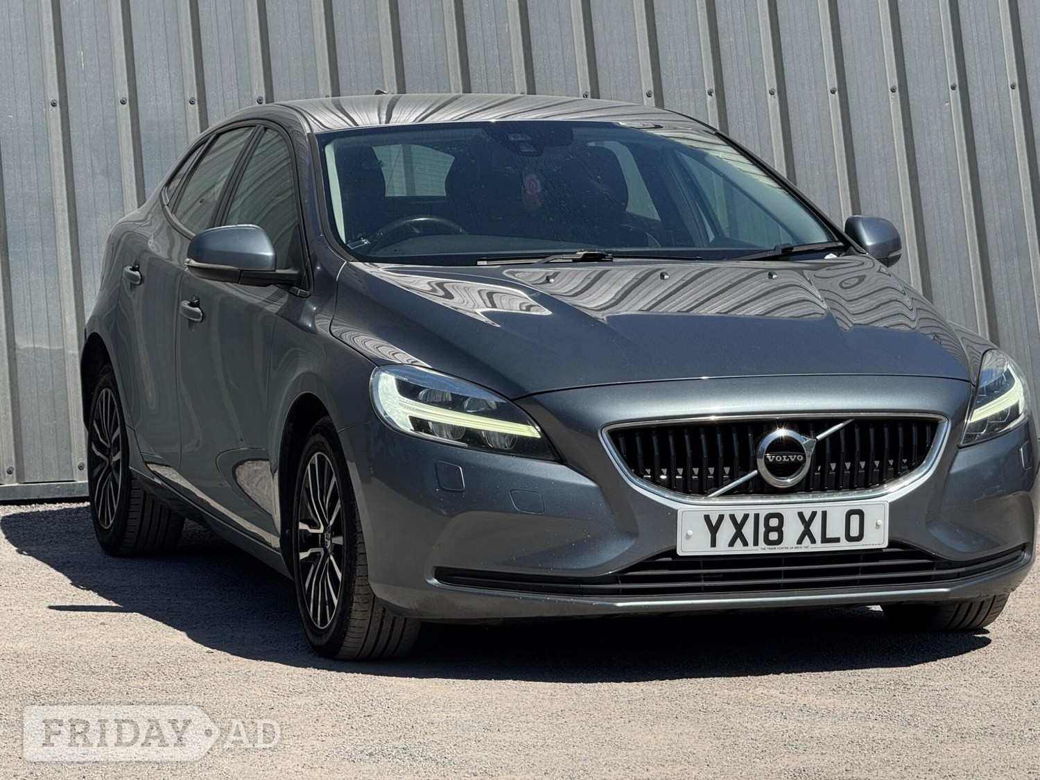 Volvo V40 2018 - Cars in Farnham