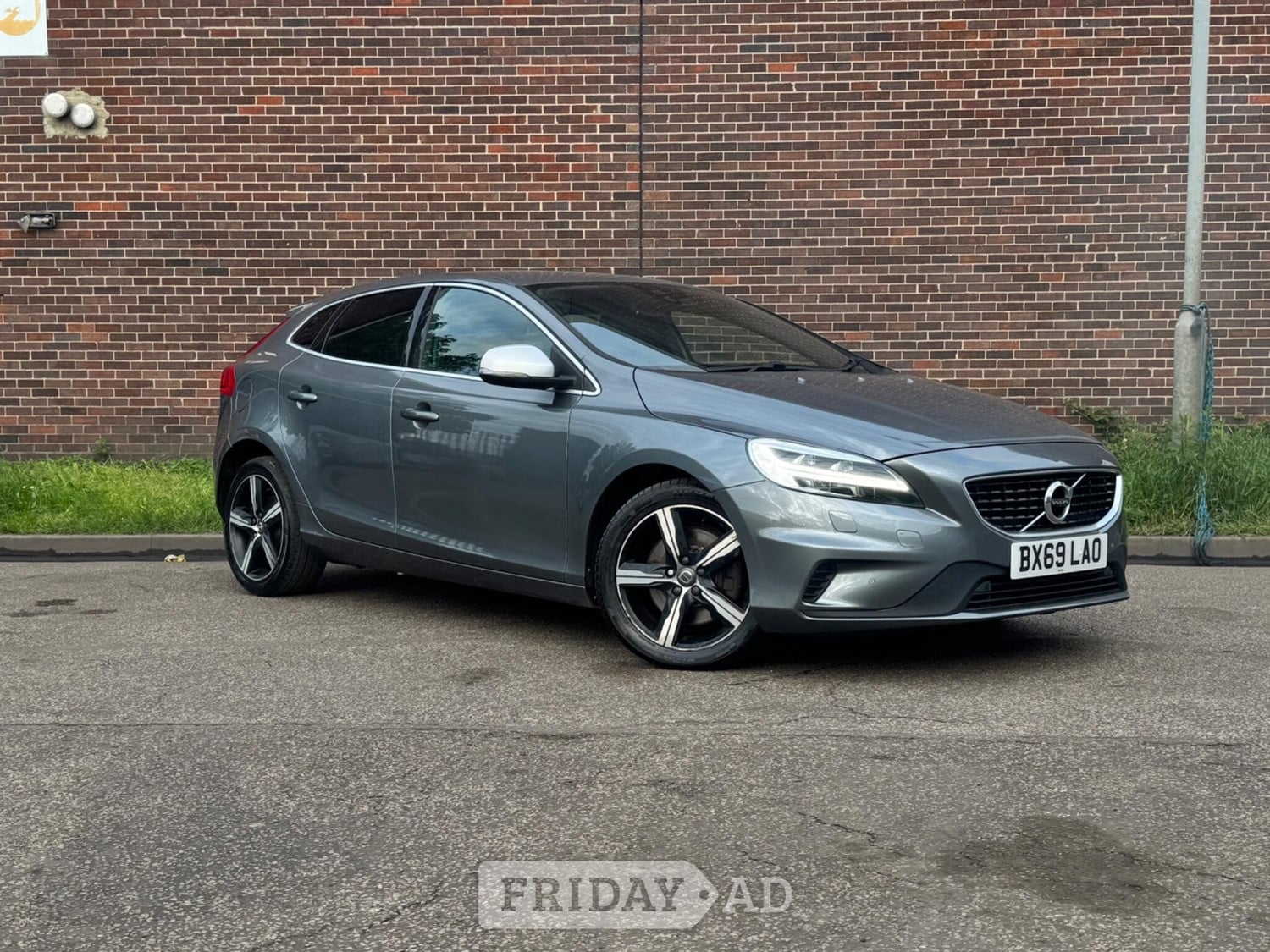Volvo V40 2019 in Leeds