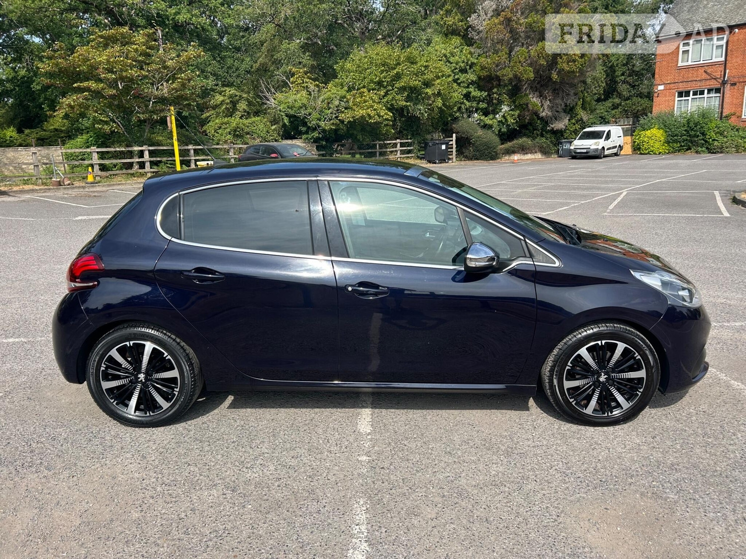 [ berth ]Peugeot 208