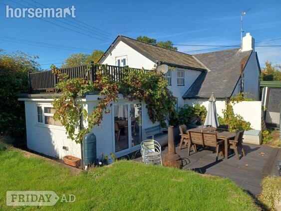 Cottage Property for sale in Corfe Mullen in Corfe Mullen