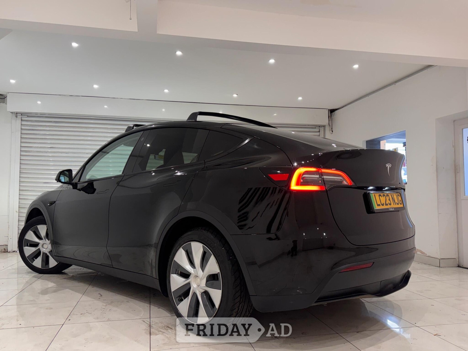 Tesla Model Y 2023 - Cars