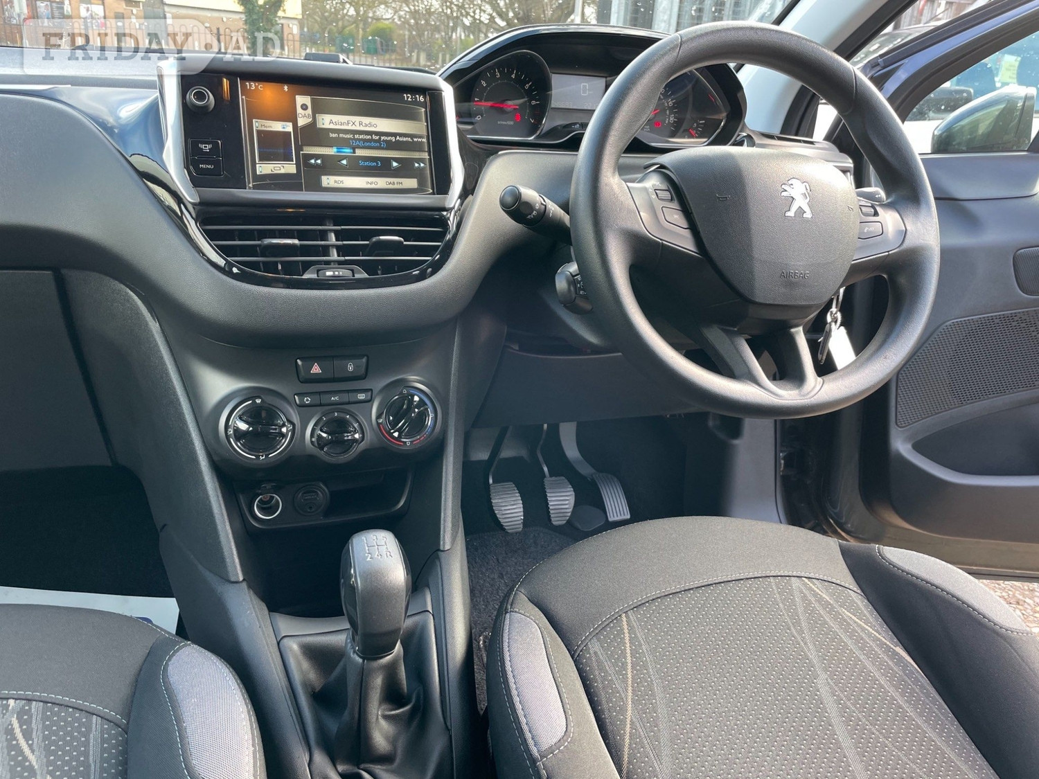 Peugeot 208 2013 - Cars in West Molesey