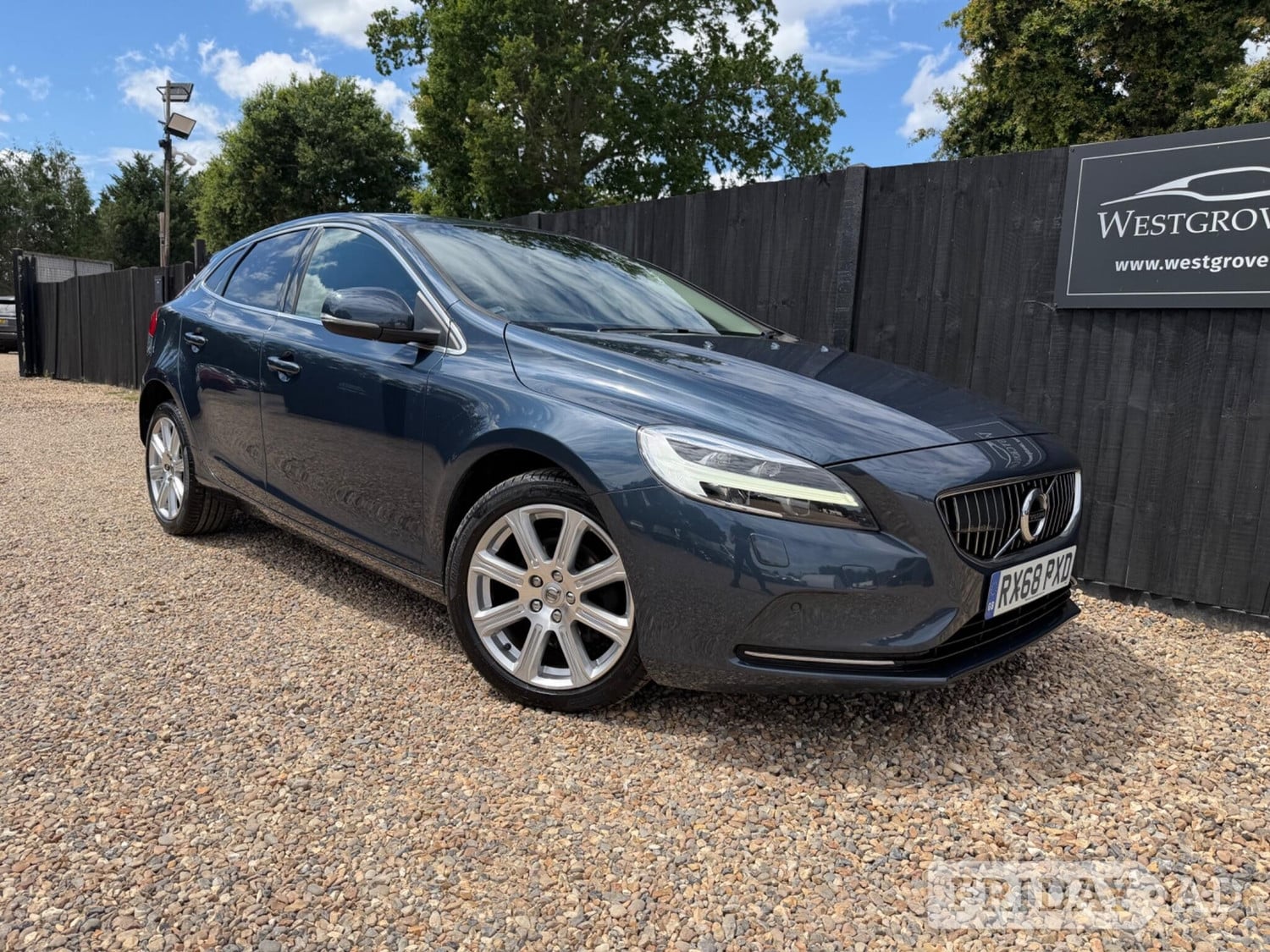 Volvo V40 2018 in Addlestone