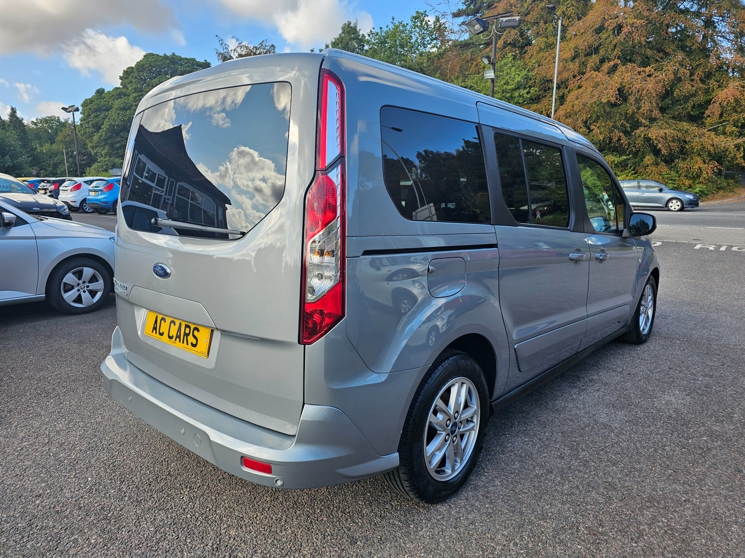 [ berth ]Ford Grand Tourneo Connect
