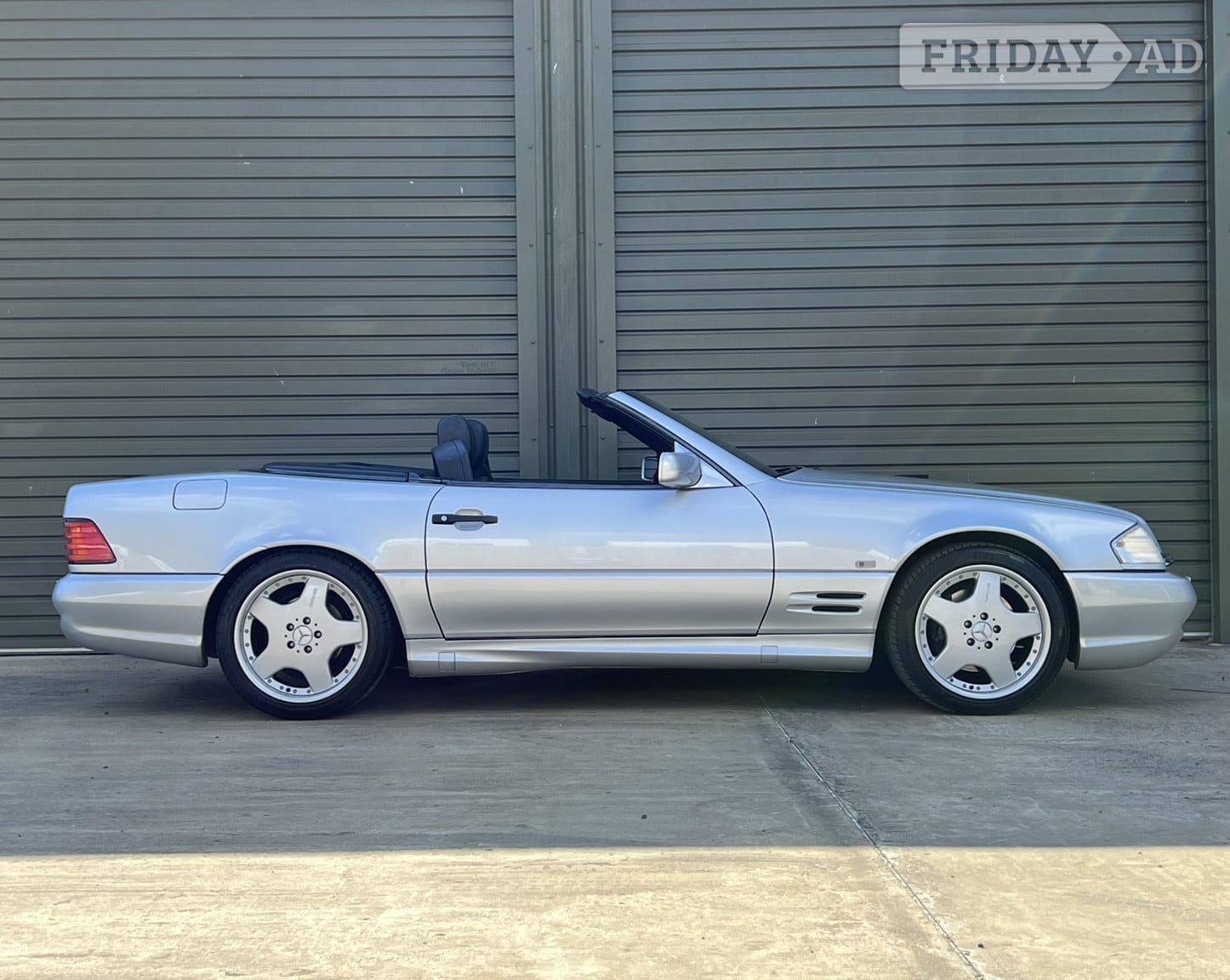 Mercedes-Benz SL 1997 in Reigate