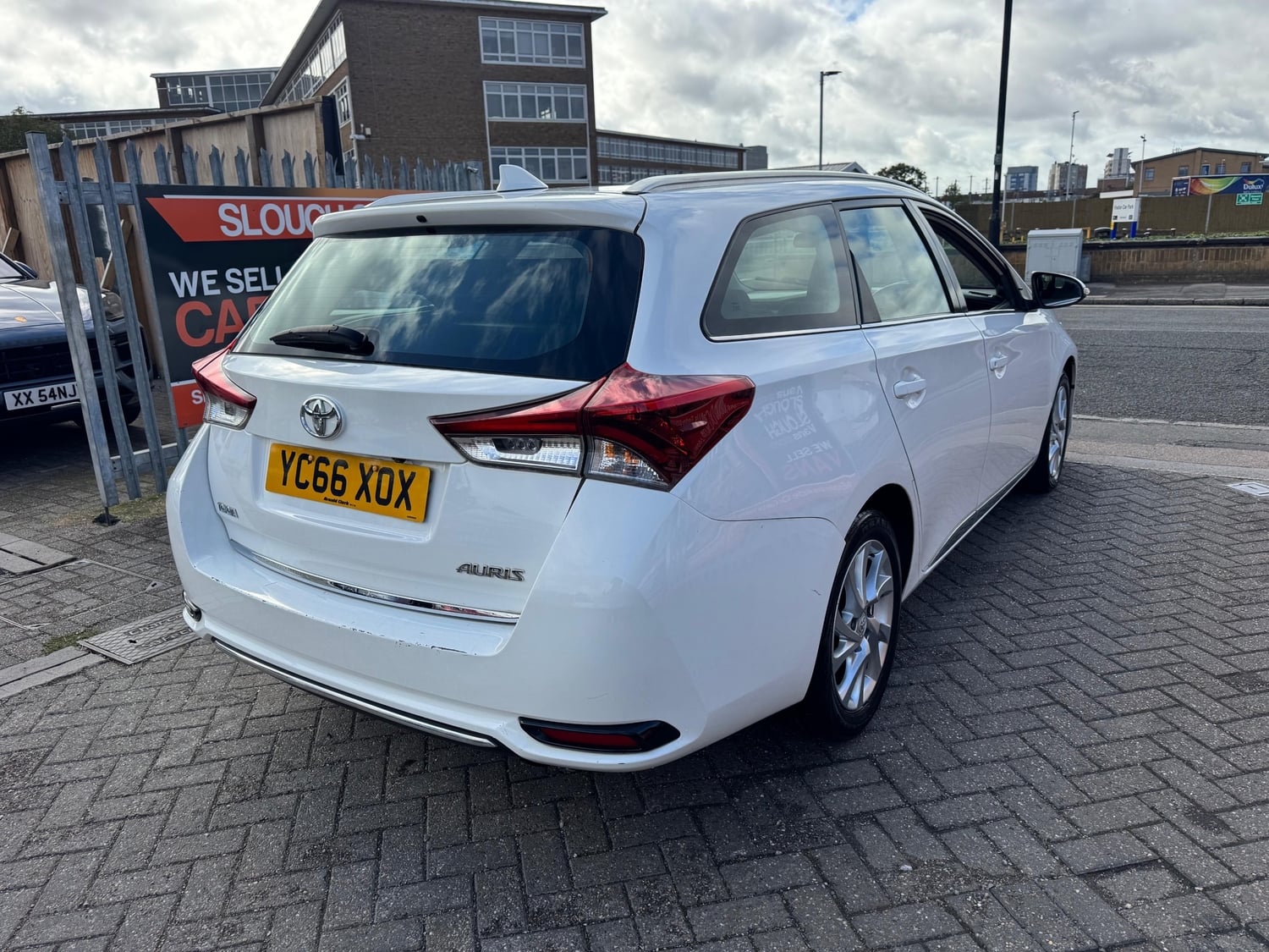Toyota Auris 2016 - Cars in Slough