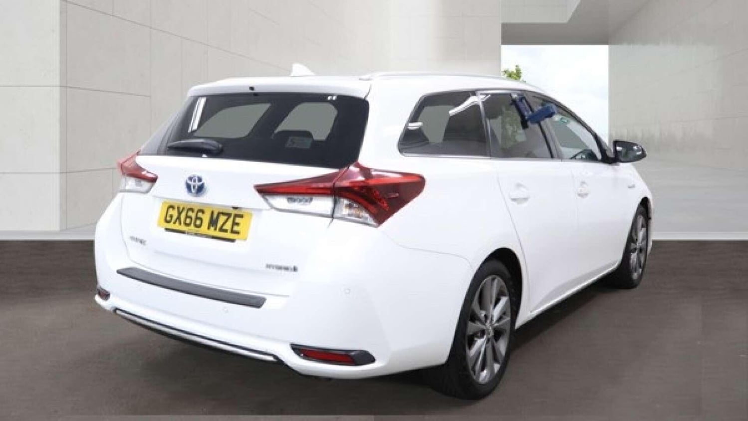 Toyota Auris 2016 - Cars in Uxbridge