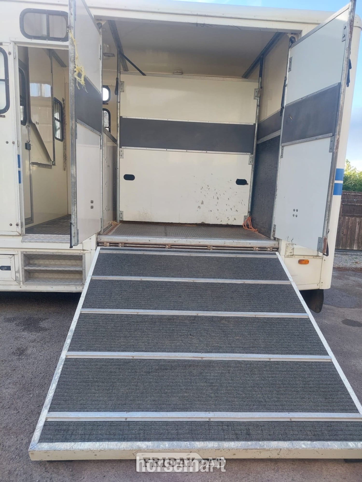 Oakland Compact Iveco-ford Horsebox - Trailers & Horseboxes