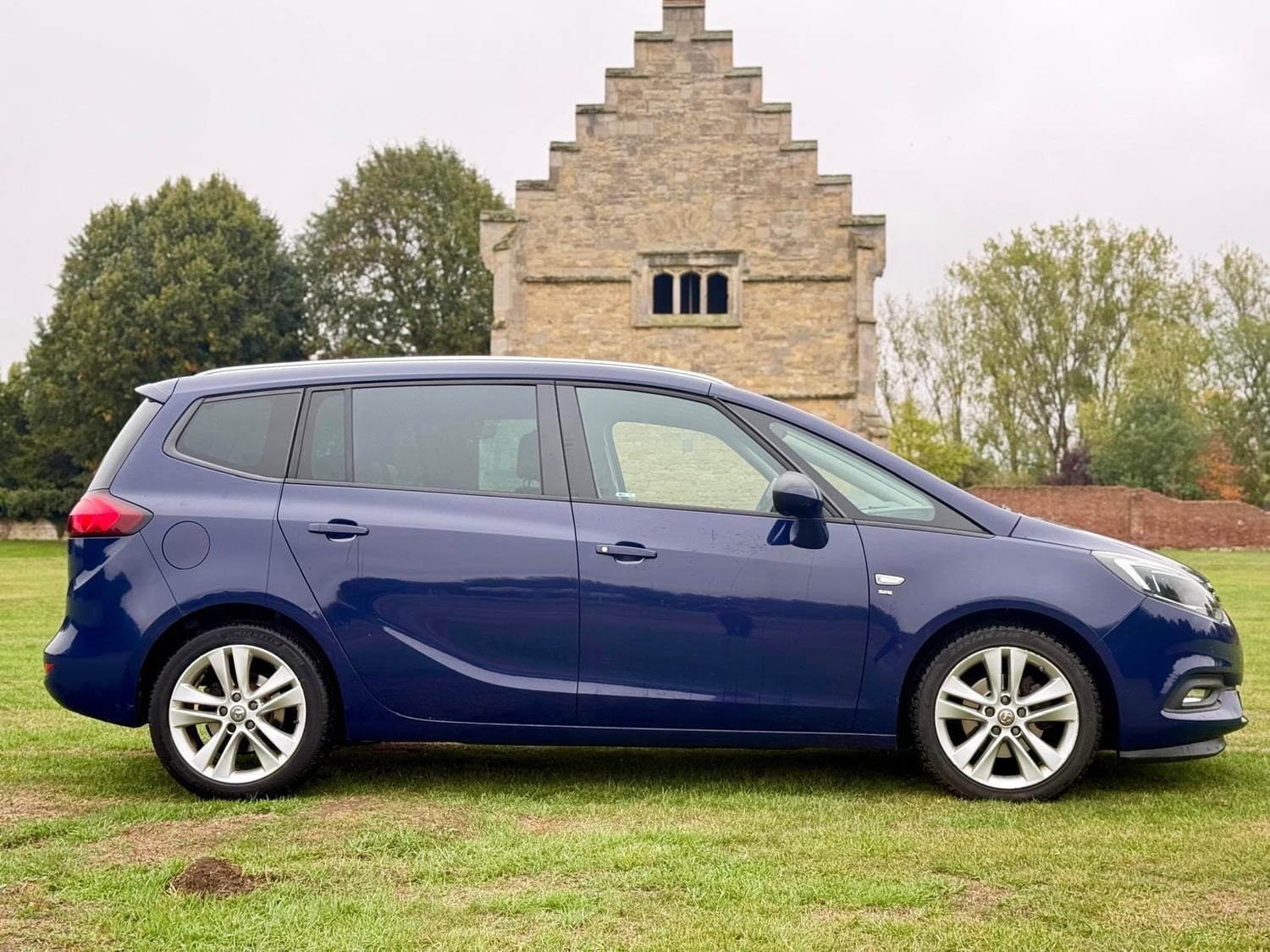 [ berth ]Vauxhall Zafira Tourer