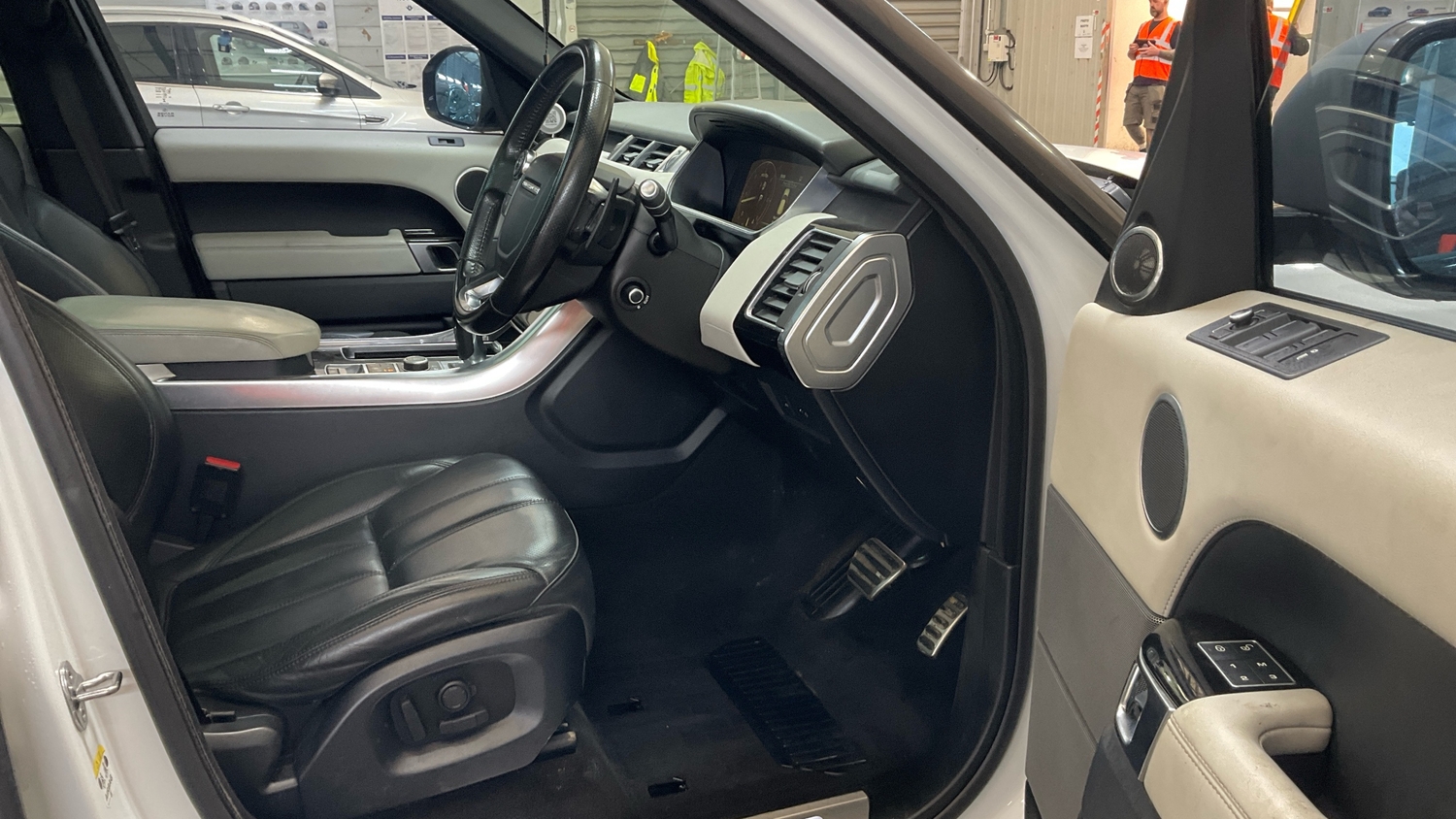[ berth ]Land Rover Range Rover Sport