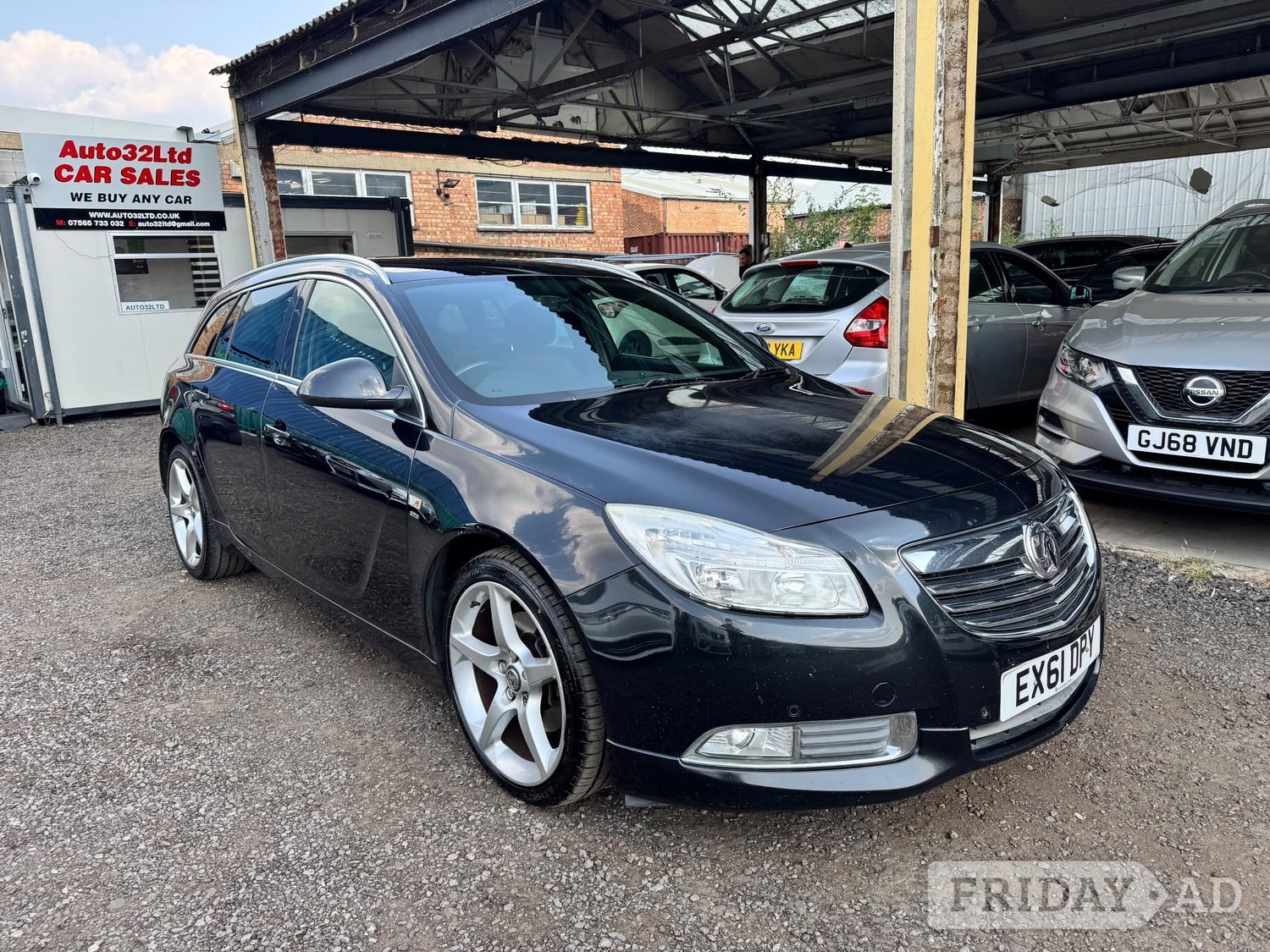 Vauxhall Insignia 2011 in West Molesey