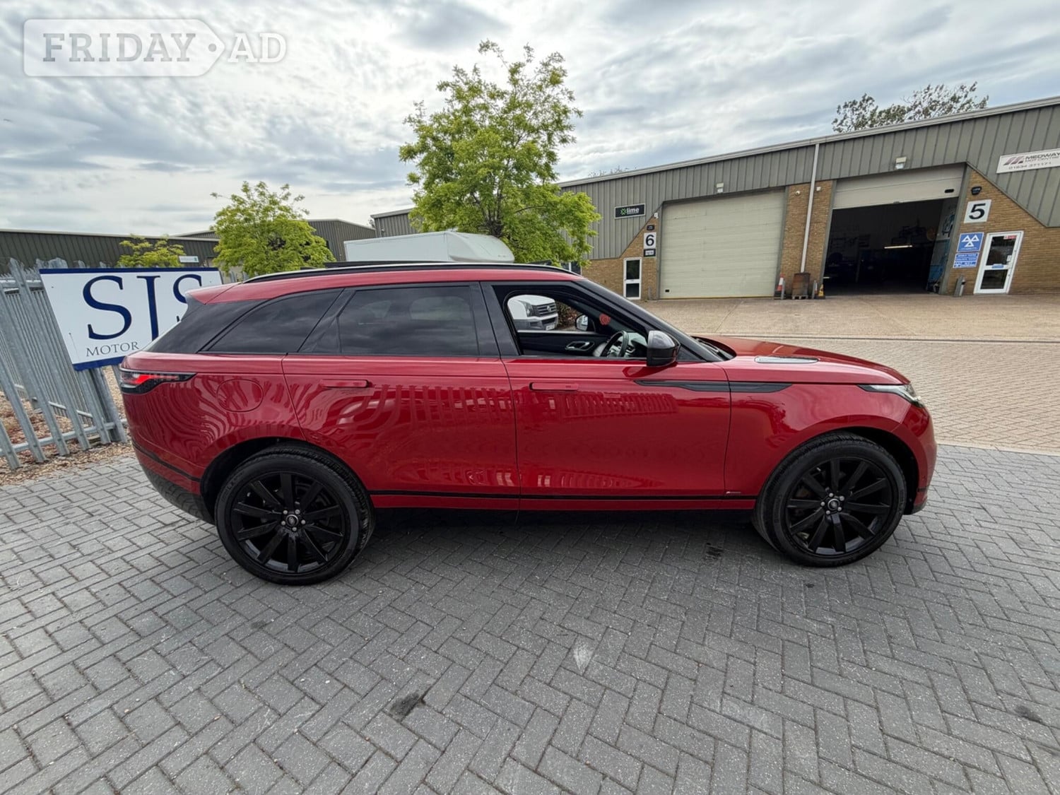 [ berth ]Land Rover Range Rover Velar