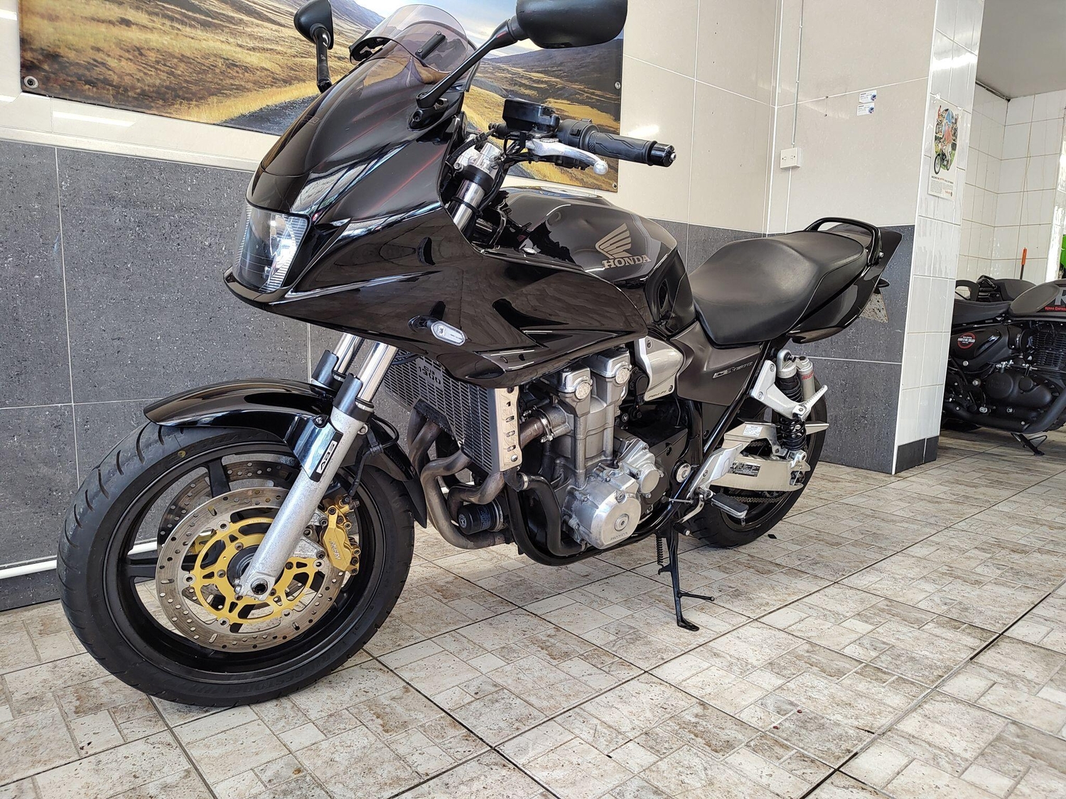 Honda CB 2005 - Motorbikes, Scooters & Quads