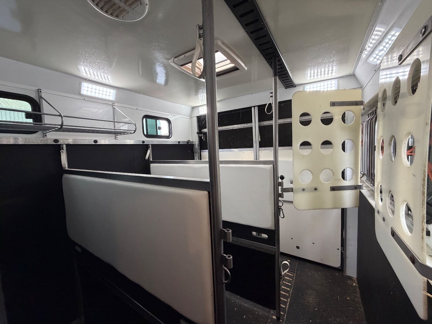 Cooke Premier Mercedes-benz Horsebox - Trailers & Horseboxes