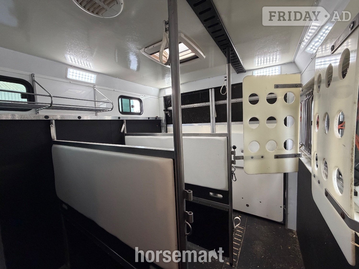 Cooke Premier Mercedes-benz Horsebox - Trailers & Horseboxes