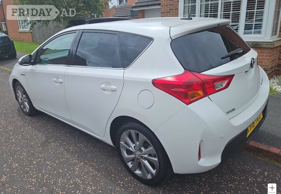 Toyota Auris 2015 - Cars in Preston