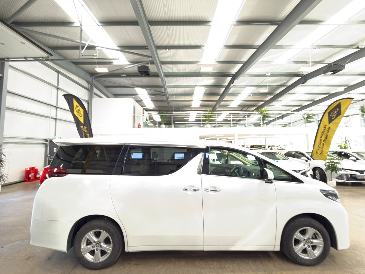 Toyota Alphard Reading