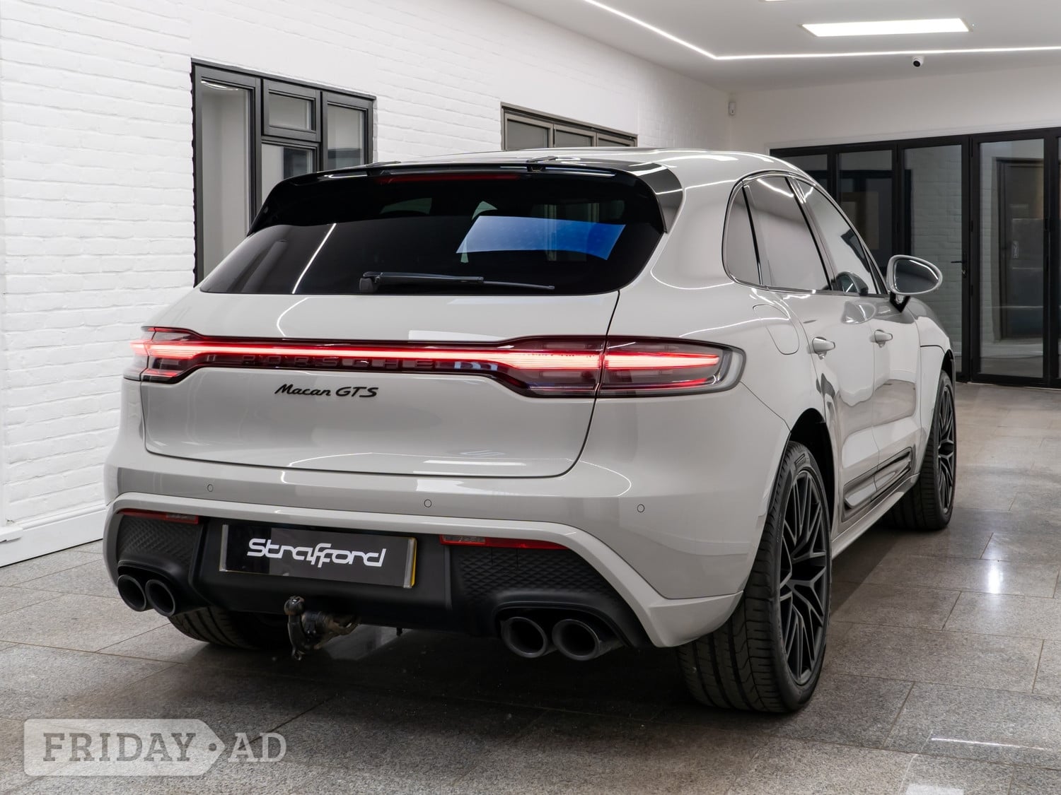 [ berth ]Porsche Macan