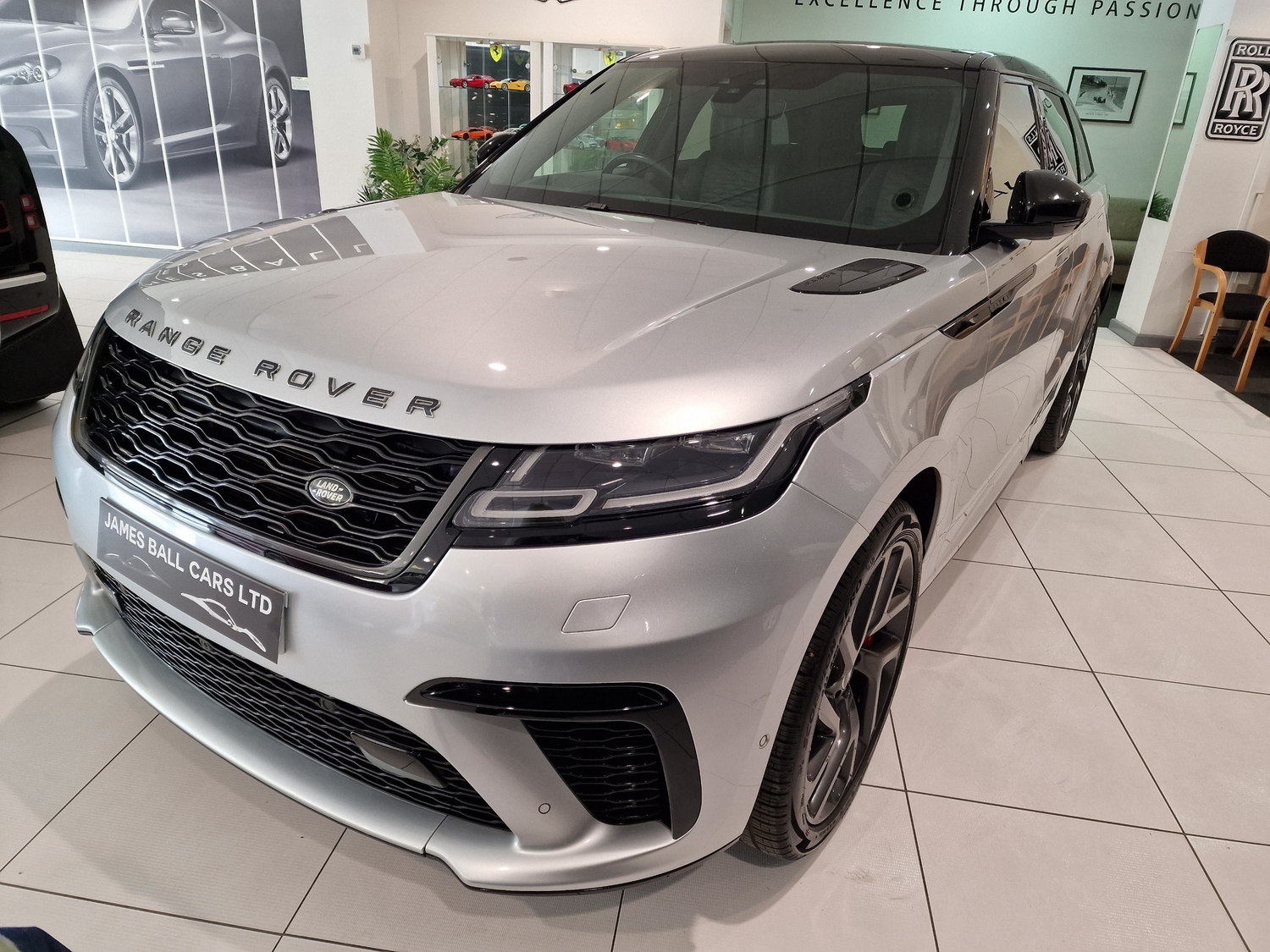 [ berth ]Land Rover Range Rover Velar