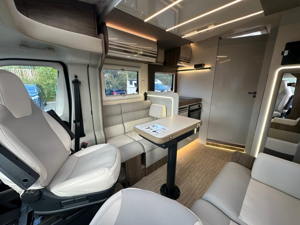 [4 berth ]Roller Team T-Line 750