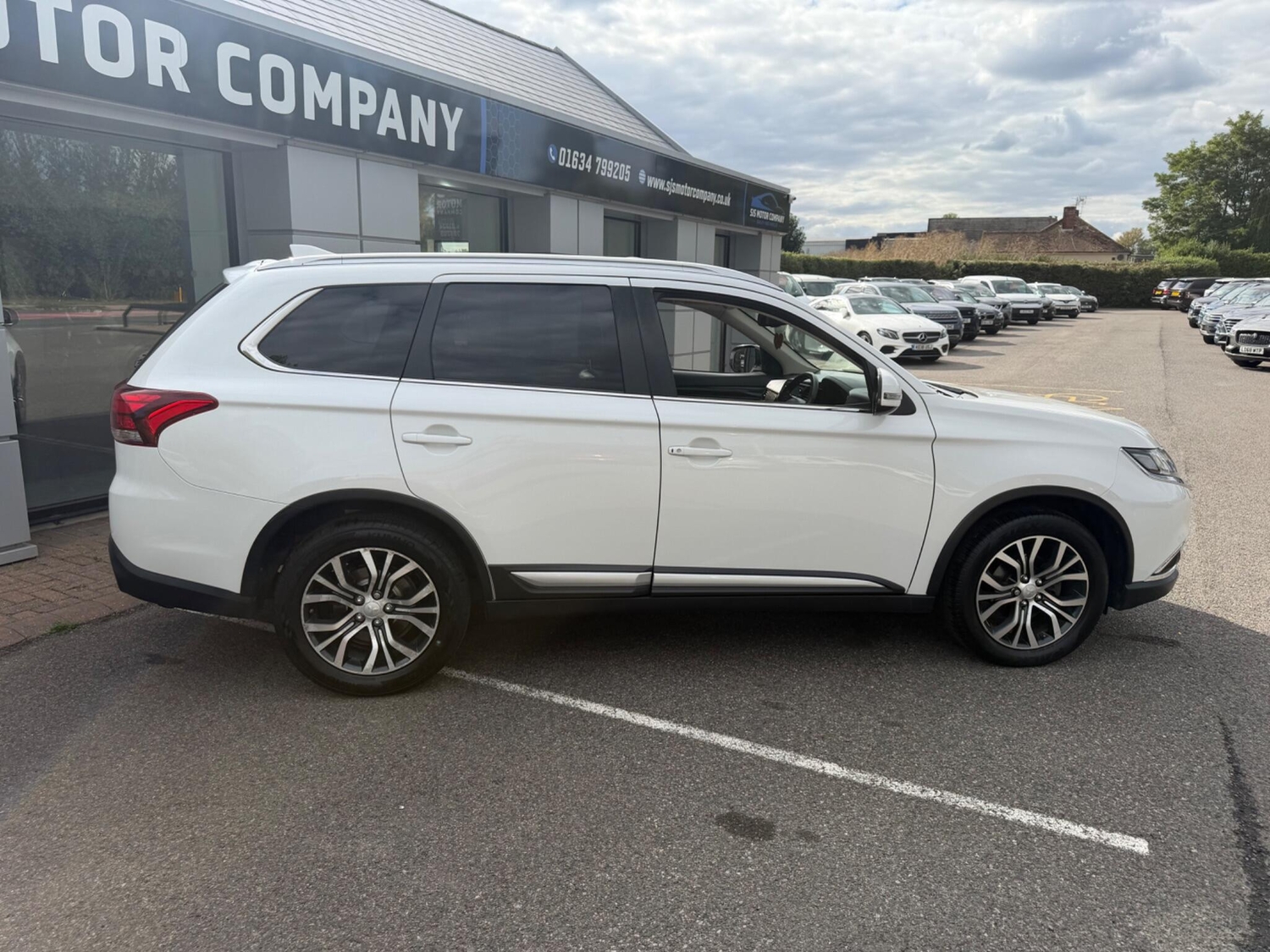 Mitsubishi Outlander 2019 - Cars in Gillingham