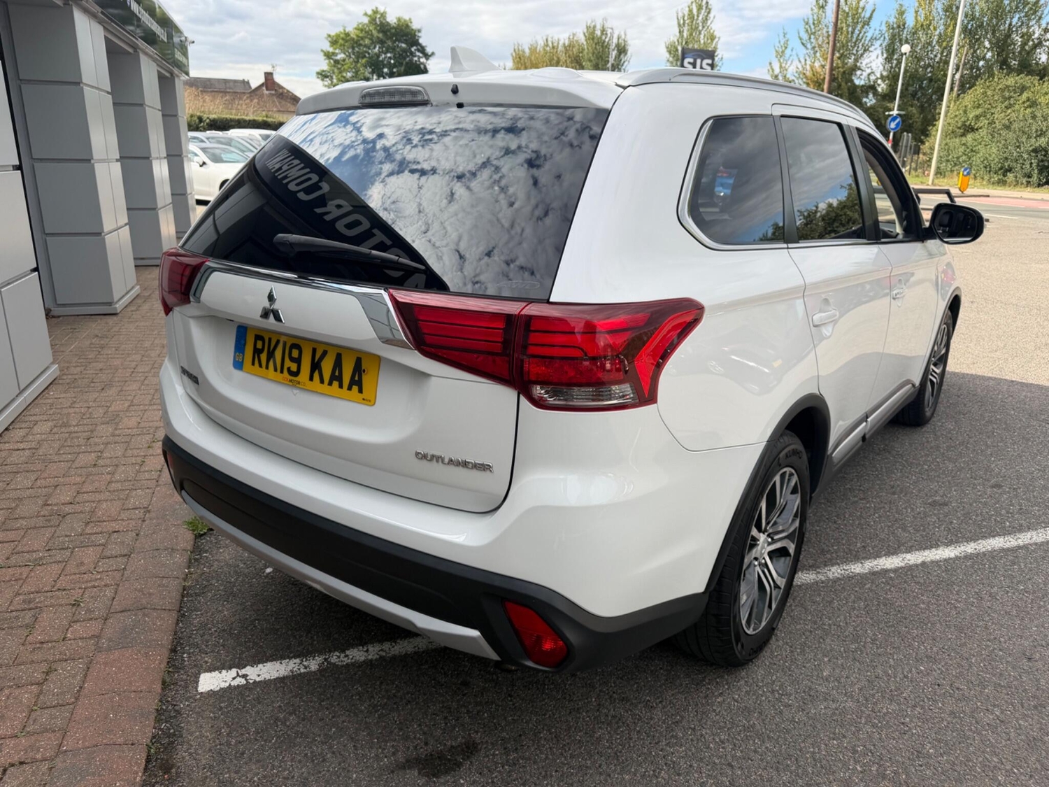 Mitsubishi Outlander 2019 - Cars