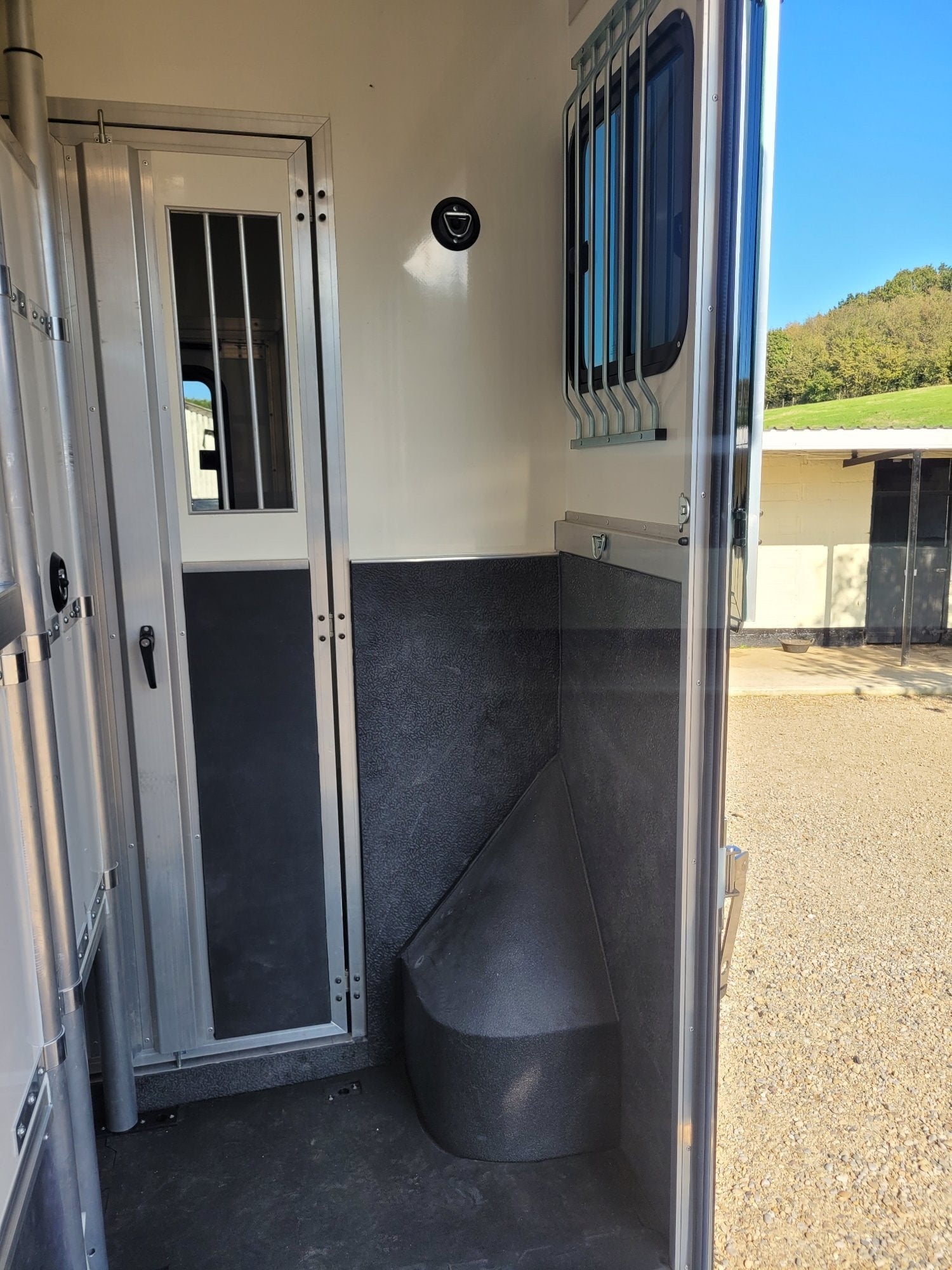 Hemingways  Longstall  Renault Trucks Horsebox - Trailers & Horseboxes in Leeds