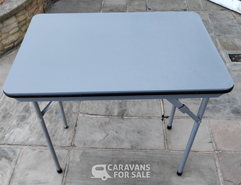 Isabela folding table
