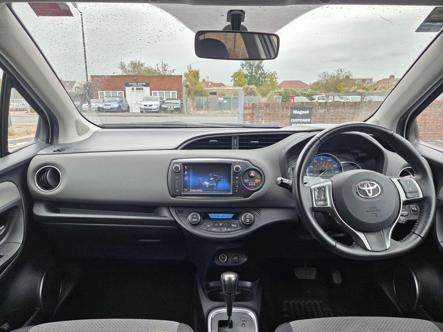 Toyota Yaris 2017 - Cars in Slough