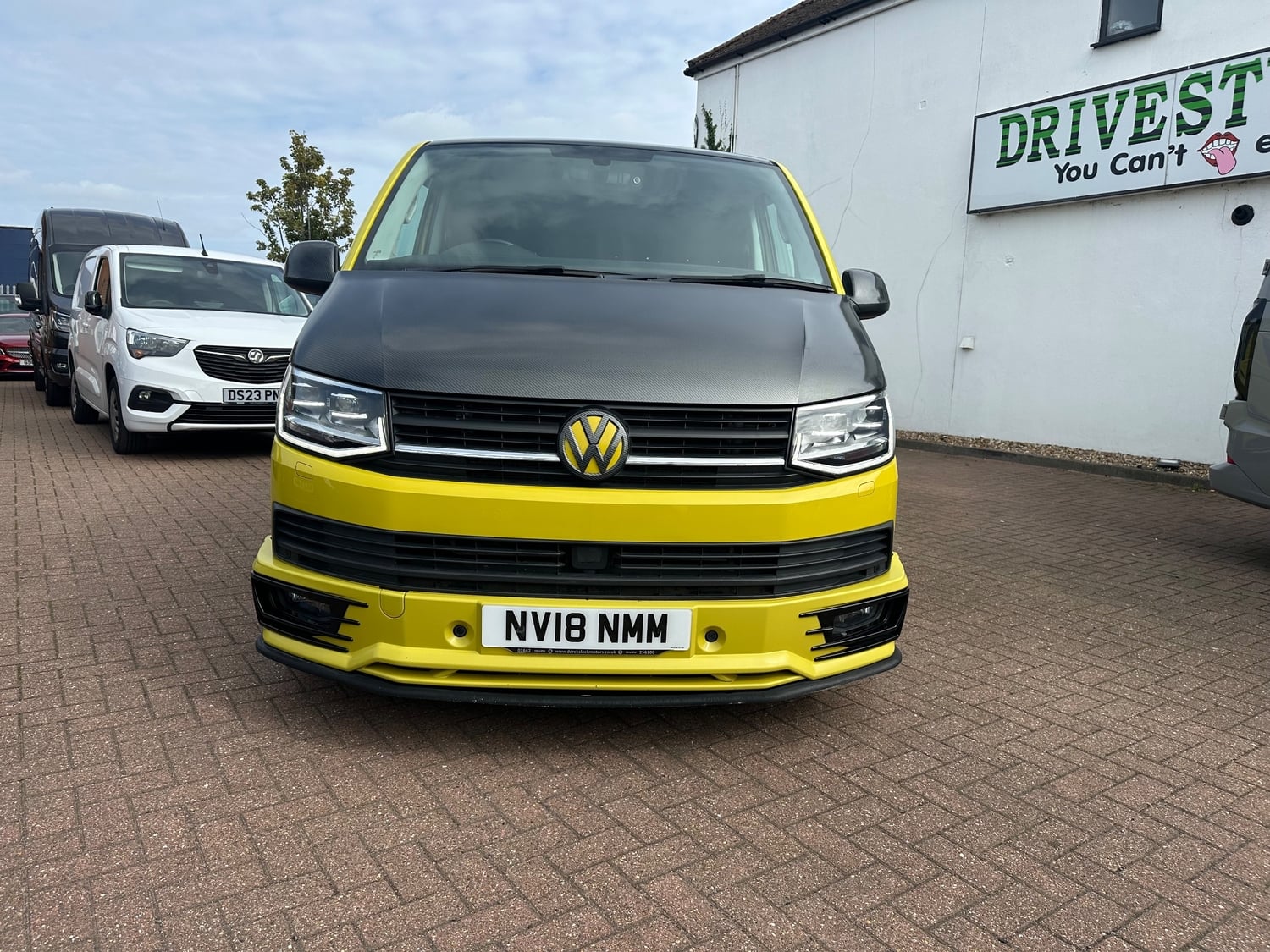 Volkswagen Transporter 2018 - Cars in Dunstable