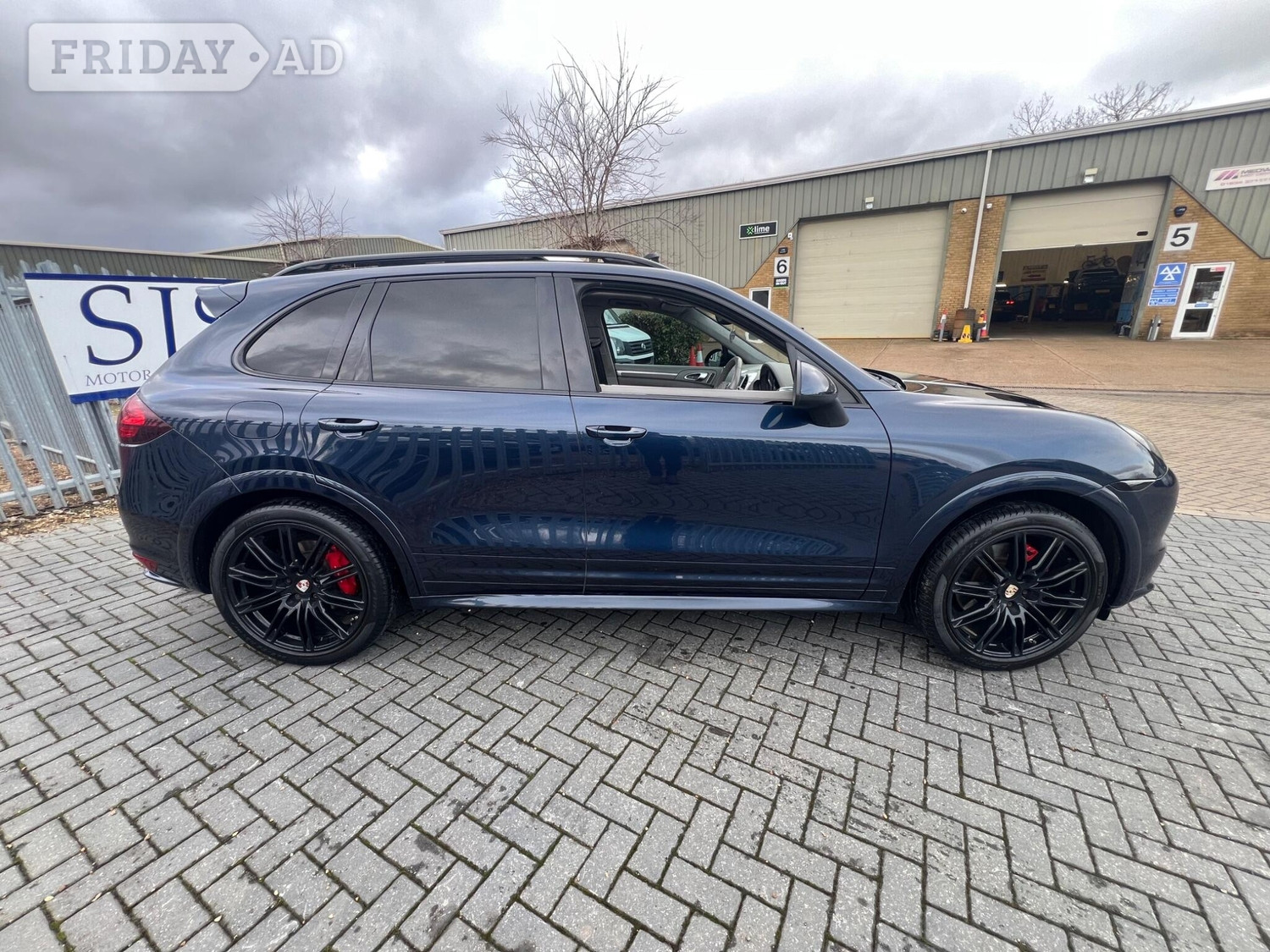 [ berth ]Porsche Cayenne