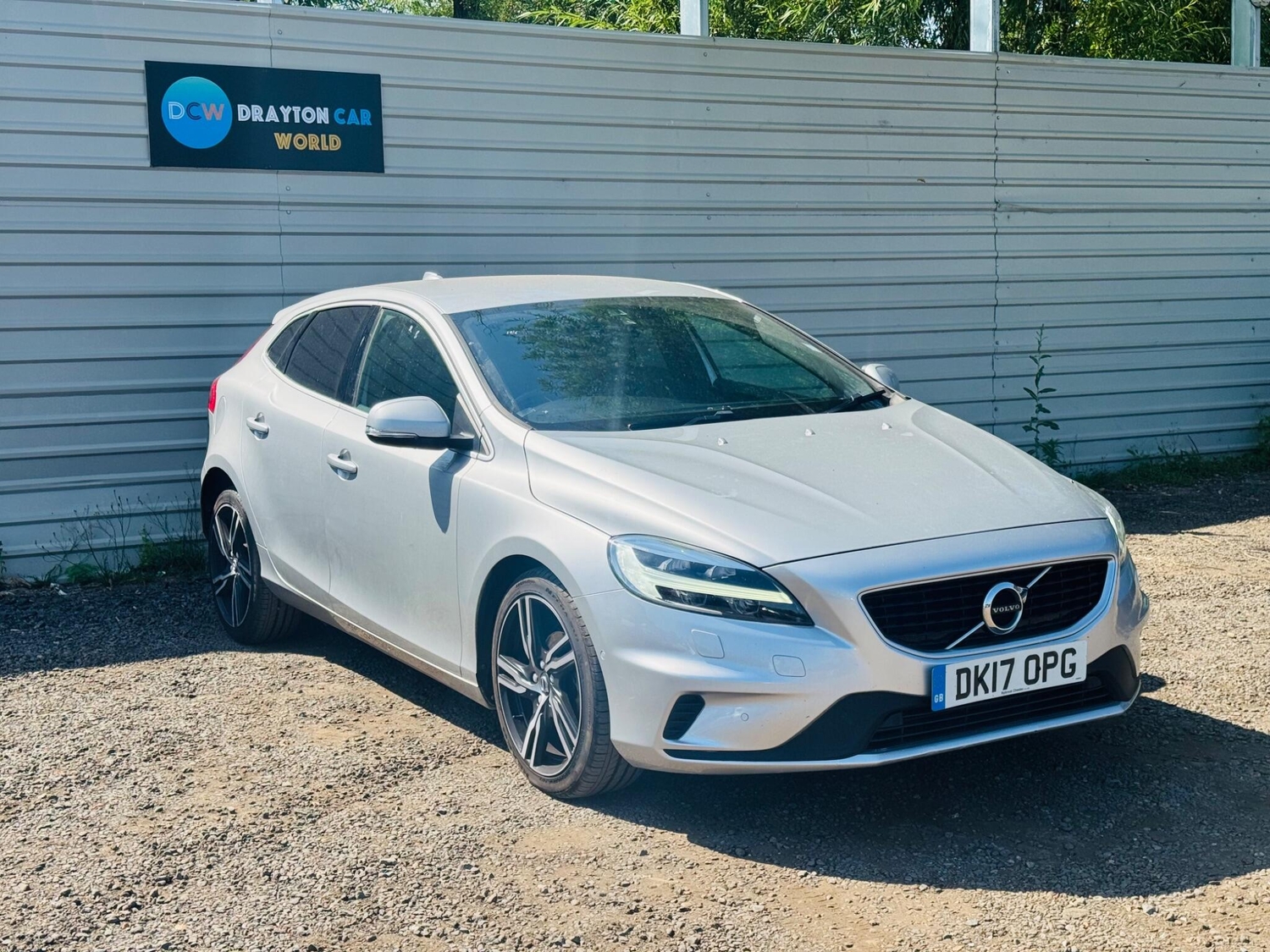 Volvo V40 2017 - Cars in Hillingdon