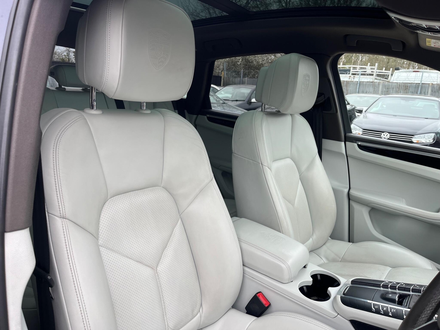[ berth ]Porsche Macan